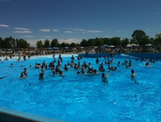 Rinfrescarsi in piscina